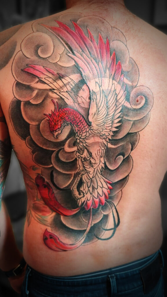 tatouage dos phoenix et nuages