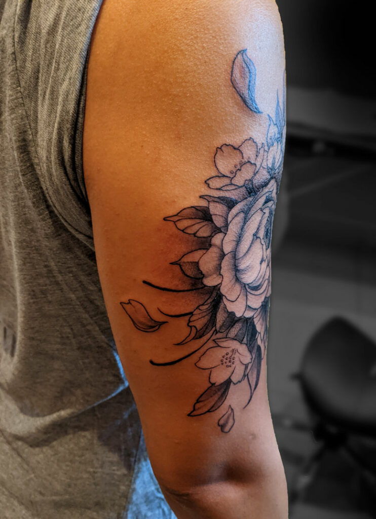 tatouage bras droit florale pivoine japonaise vue 2