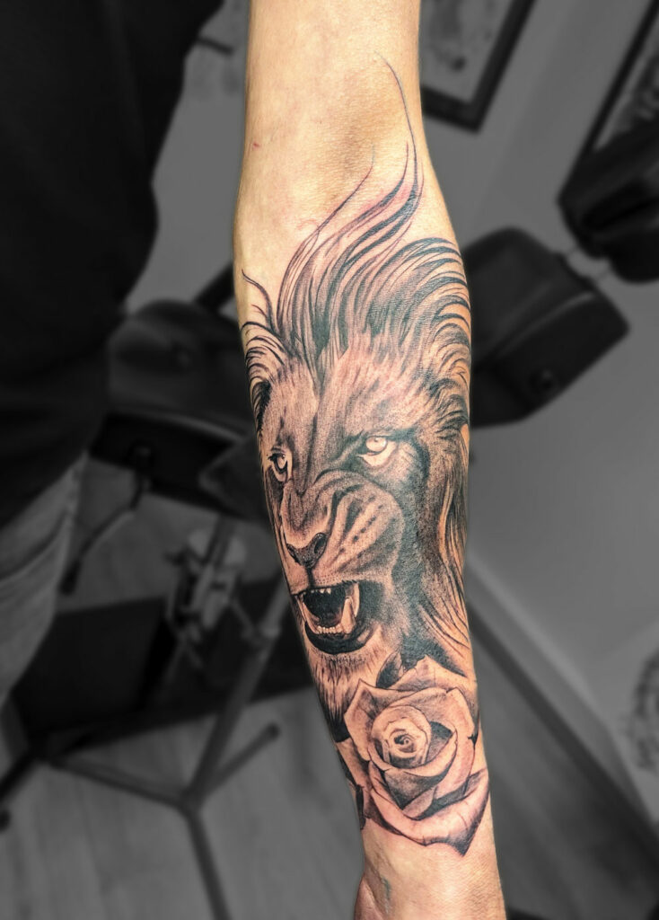 tatouage lion réaliste avant bras droit