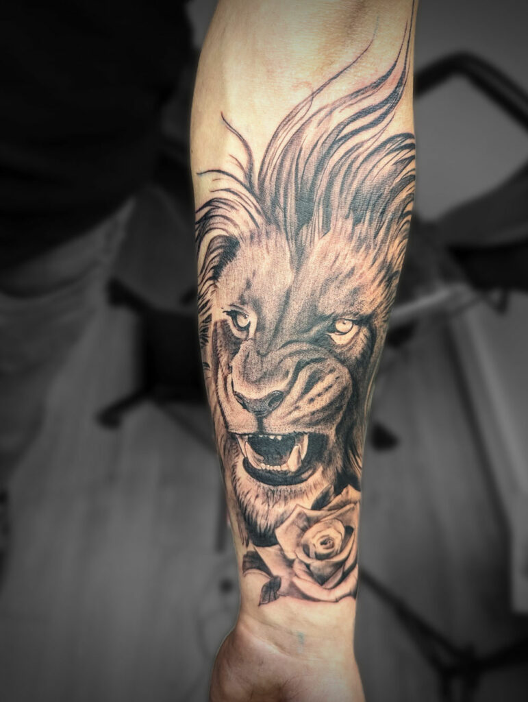 lion réaliste avant bras droit