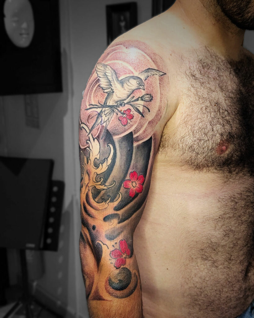 hirondelle épaule droite vagues japonaise fleurs de sakura