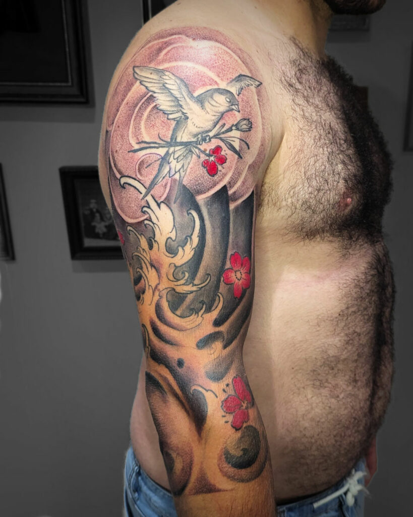 hirondelle épaule droite vagues japonaise fleurs de sakura