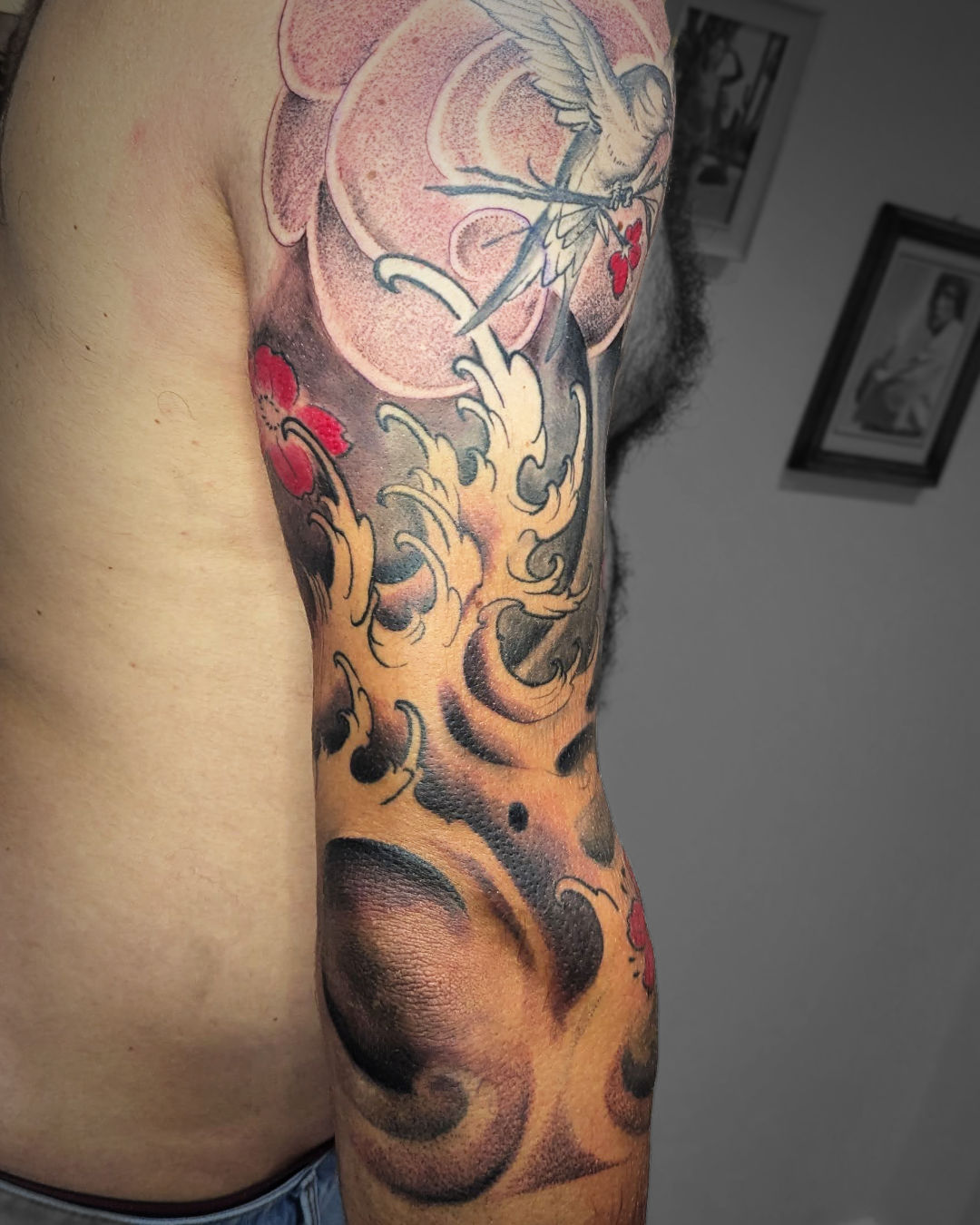 hirondelle épaule droite vagues japonaise fleurs de sakura