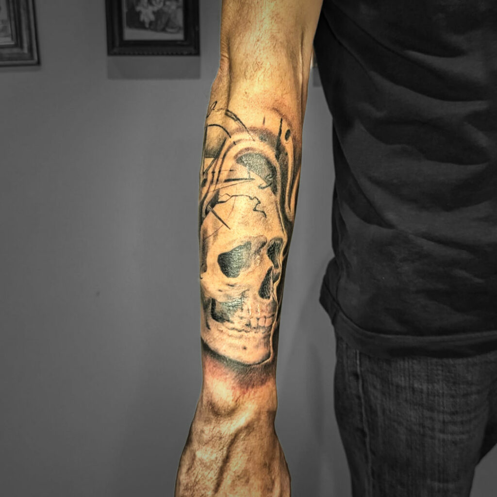 tatouage crane boussole vent avant bras droit