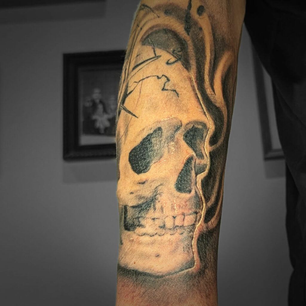 tatouage crâne boussole vent avant bras droit gros plan