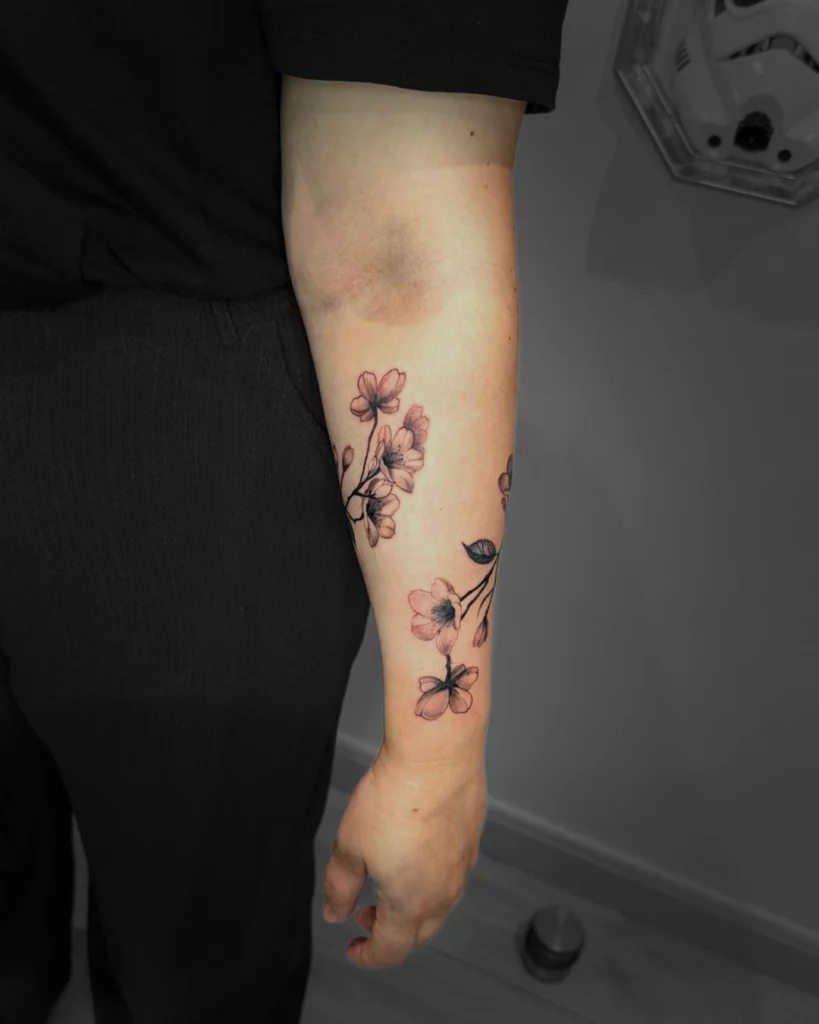 Spintattoo Lyon tatouage feminin brignais réalisme Branche de cerisier avant bras