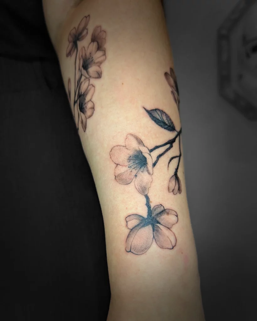 Spintattoo Lyon tatouage feminin brignais réalisme Branche de cerisier avant bras