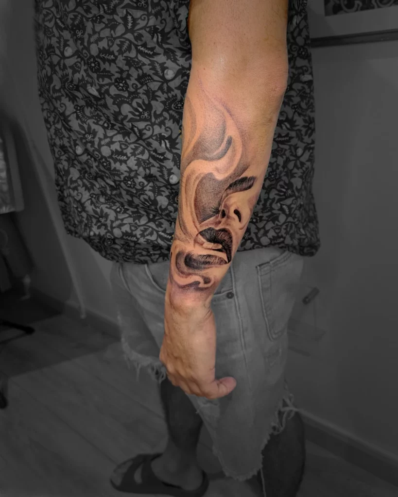 Spintattoo Lyon tatouage brignais réalisme smoke woman