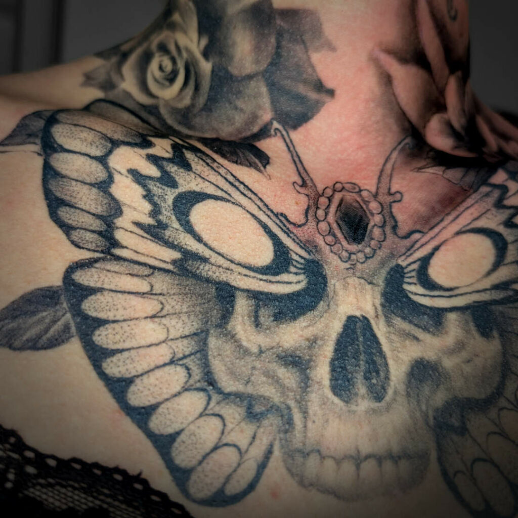 Spintattoo Lyon tatouage brignais réalisme papillon roses Cou